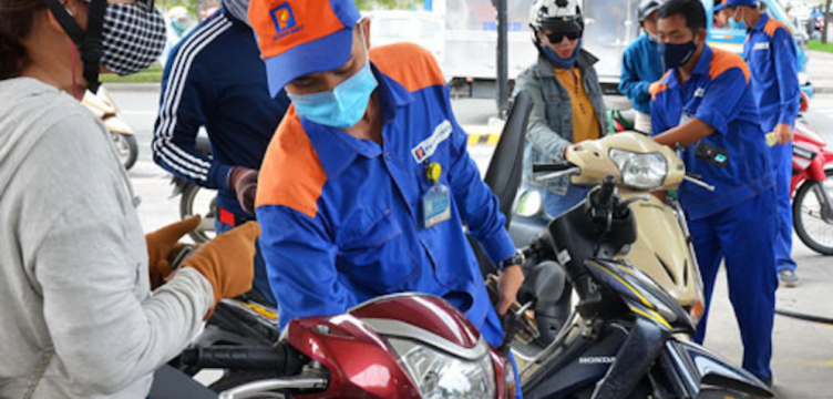 Cấm xe máy chạy xăng, cây xăng có thể chuyển thành trạm sạc xe điện?