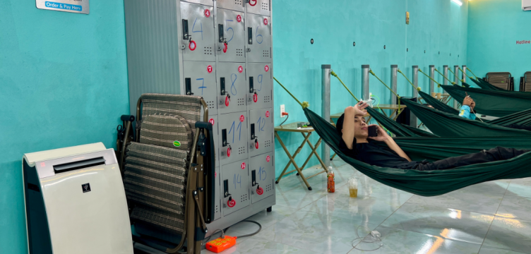 Trạm sạc xe điện &#039;chill&#039; nhất TP.HCM: Có sân bóng, máy lạnh, lọc không khí