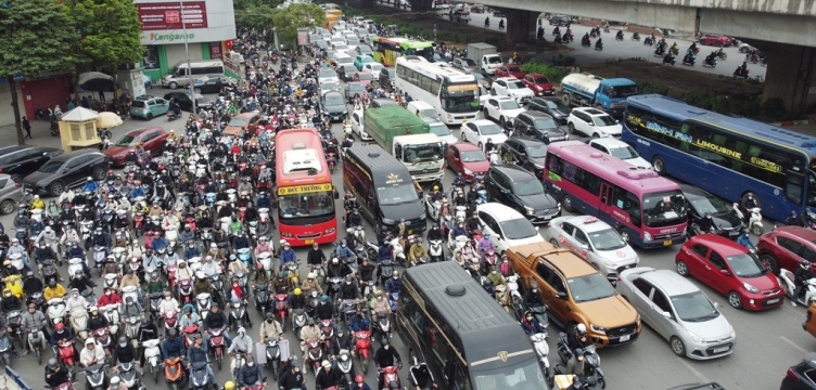 Khách Việt đang ngần ngại mua ô tô chạy xăng, dầu