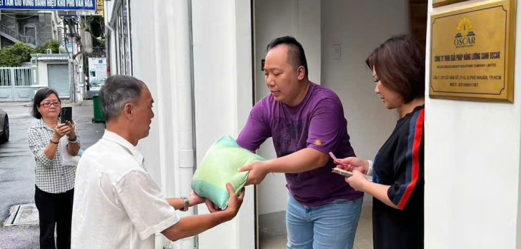 EVIA Hoàn Cầu Xanh Trao Quà Cho Người Dân Khó Khăn Tại Phường Phú Nhuận - TP.HCM