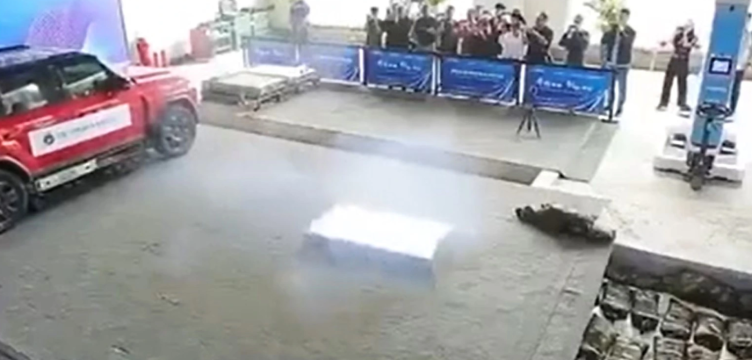 Ô tô điện có khả năng phóng pin &#039;tự cứu mình&#039;, giải pháp gây tranh cãi