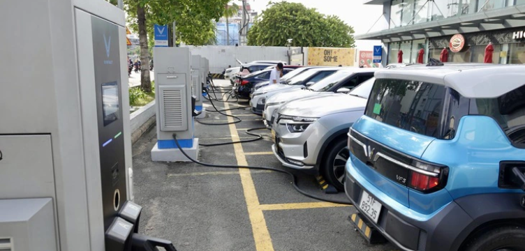 Lượng xe điện tăng cao, Bộ Công Thương nói tổng tiêu thụ điện qua sạc pin không quá lớn