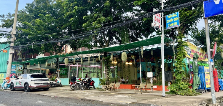 Trạm sạc xe điện chill nhất TP.HCM: Có sân bóng, máy lạnh, lọc không khí.