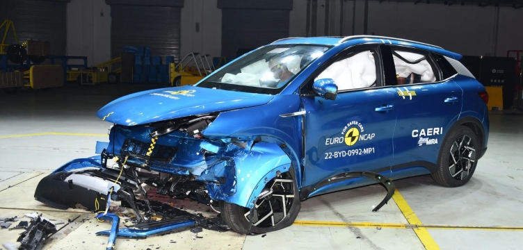 Vì sao xe điện thường đánh bại xe xăng trong các bài thử nghiệm va chạm?