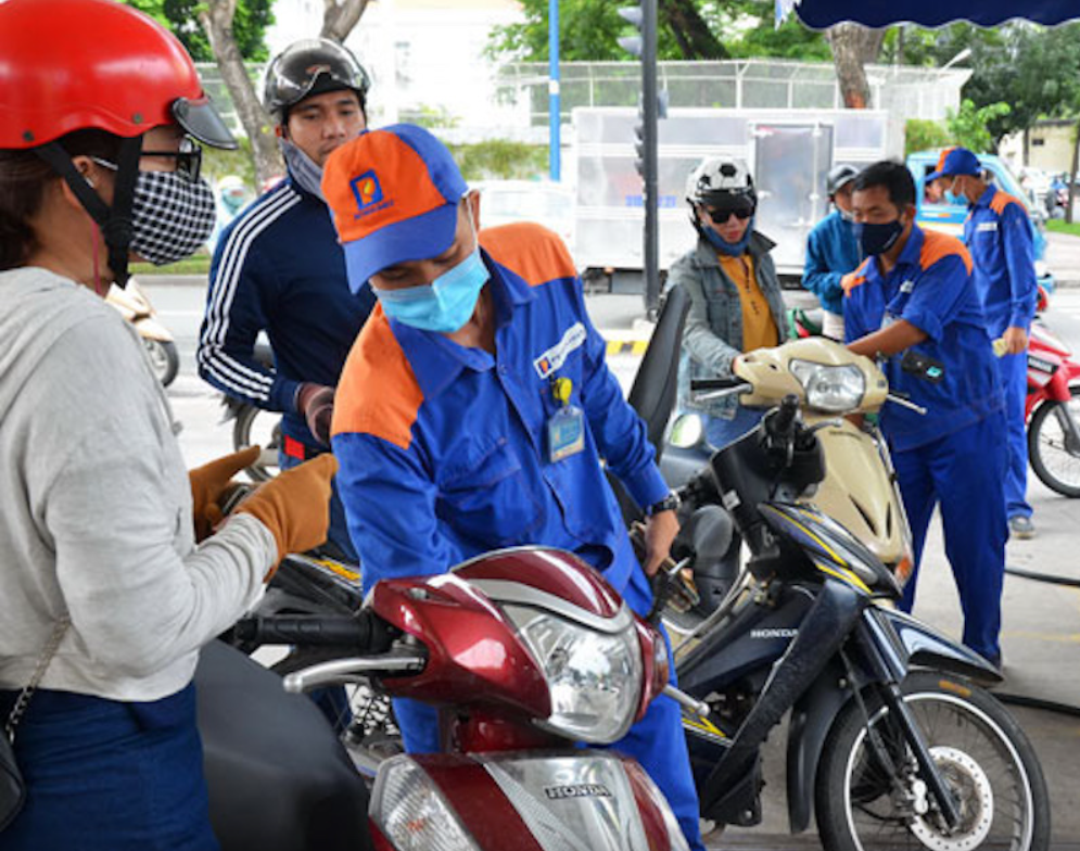 Cấm xe máy chạy xăng, cây xăng có thể chuyển thành trạm sạc xe điện?
