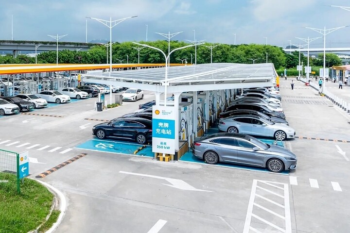 Trung Quốc tăng gấp đôi công suất sạc xe điện vào năm 2027
