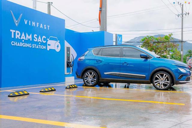 VinFast với hệ thống trạm sạc ph&aacute;t triển rất mạnh.