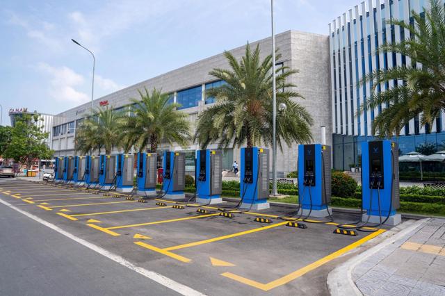 VinFast hiện vẫn đang l&agrave; đầu t&agrave;u ph&aacute;t triển hệ thống trạm sạc cho xe điện khắp Việt Nam. Tuy nhi&ecirc;n, VinFast chưa c&oacute; &yacute; định mở cho c&aacute;c đơn vị kh&aacute;c "d&ugrave;ng chung".