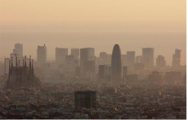 Tại Barcelona, 70% d&acirc;n số tiếp x&uacute;c với nồng độ NO2 cao hơn mức khuyến nghị của WHO v&agrave; EU. Nguồn: AMB.