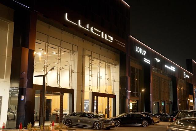Một showroom của nh&agrave; sản xuất xe điện Lucid tại Riyadh, Ả Rập X&ecirc; &Uacute;t. Ảnh: Reuters.