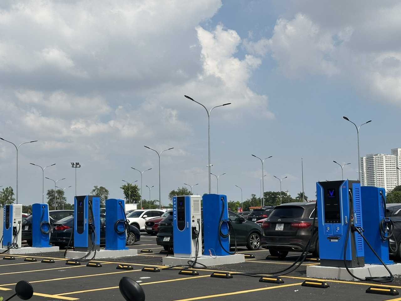 <i>Trạm sạc xe điện lớn nhất cả nước của VinFast tại Trung tâm Triển lãm Việt Nam (Đông Anh, Hà Nội) vừa đưa vào vận hành.</i>